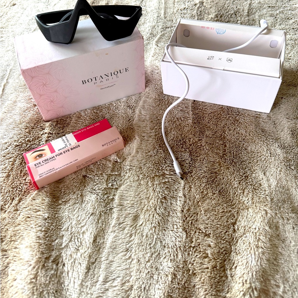 Botanique Paris RevitalEyes in Black with new tube of eye cream